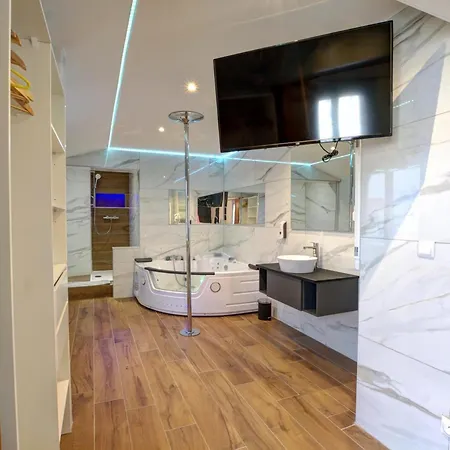 Moderne Avec Balcon, Parking Prive Et Espace Bien-etre A - Fr-1-496-269 Apartment *
